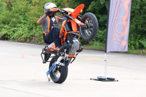 NEU Wheelie Training mit einer KTM SMC-R 690 OHNE Gestell Ab sofort bieten wir euch ein Wheelie – Training Perfektion 2.0 an. Wer bei uns schon ein Wheelie Training Perfektion absolviert hat, ist herzlich eingeladen an dem Aufbaukurs 2.0 teilzunehmen. Hier fahren wir ohne 